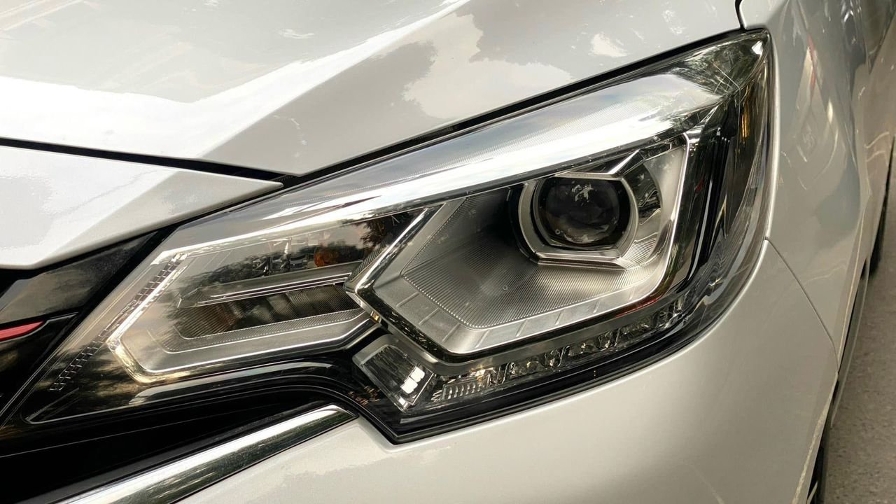 Cụm đèn chiếu sáng phía trước Mitsubishi Attrage