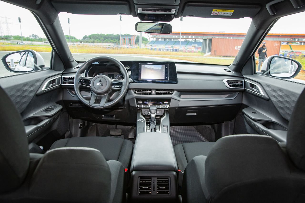 Khu vực lái trên Mitsubishi XForce