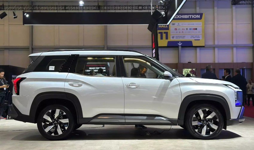 Mitsubishi Destinator bên hông